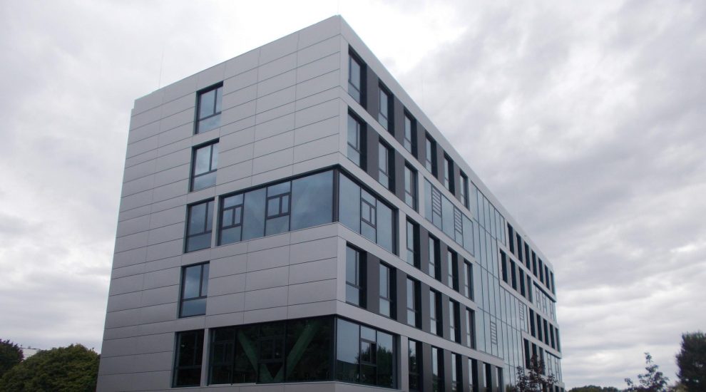 Hochschule Bochum neue Aluminiumfassade linksseitige Ansicht